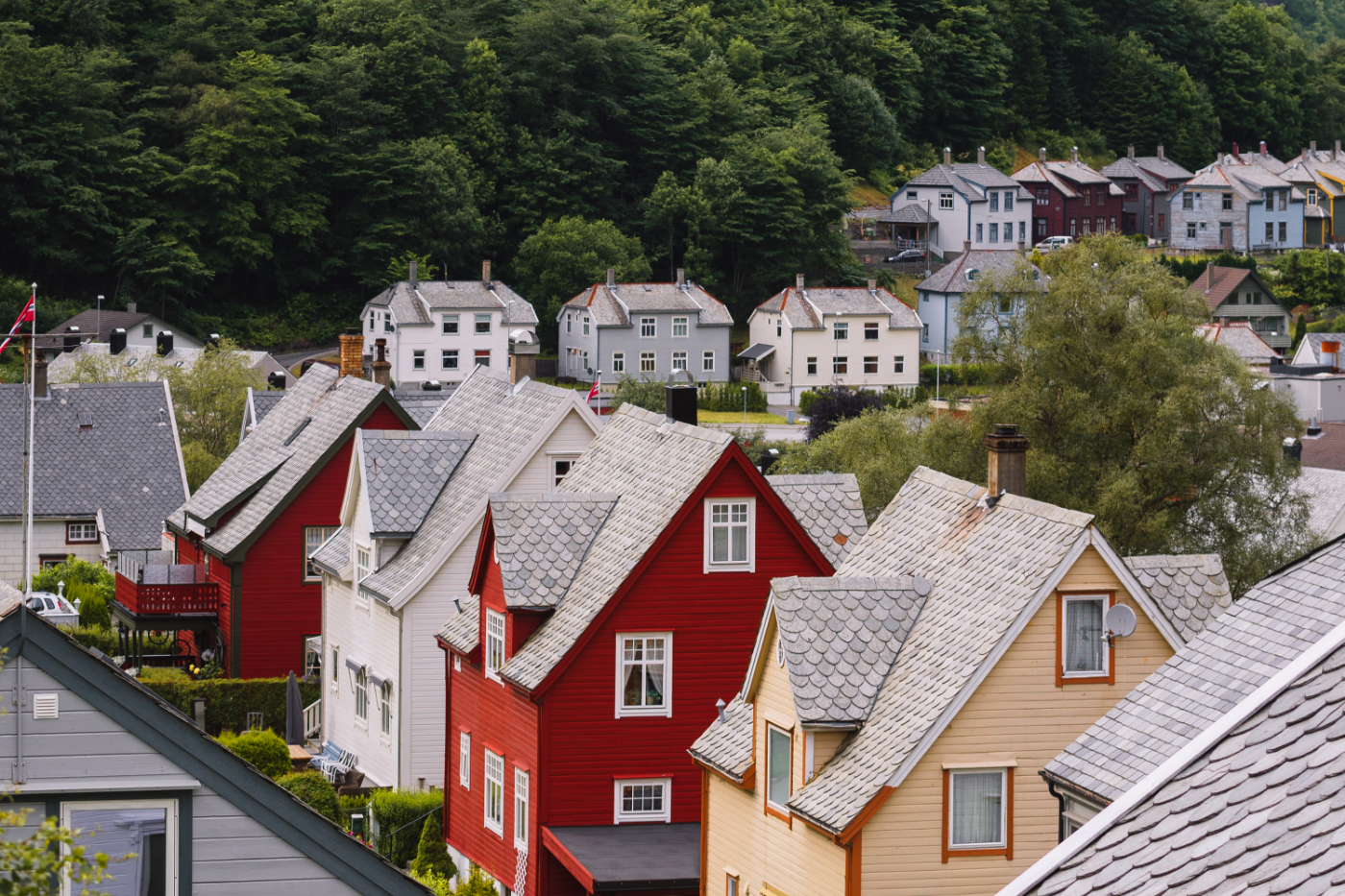 Wohnhäuser in einer ruhigen Bergregion mit hoher Lebensqualität